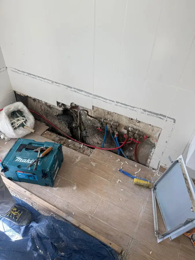 Reprise des alimentations d'une salle de bain avant fermeture de la cloison