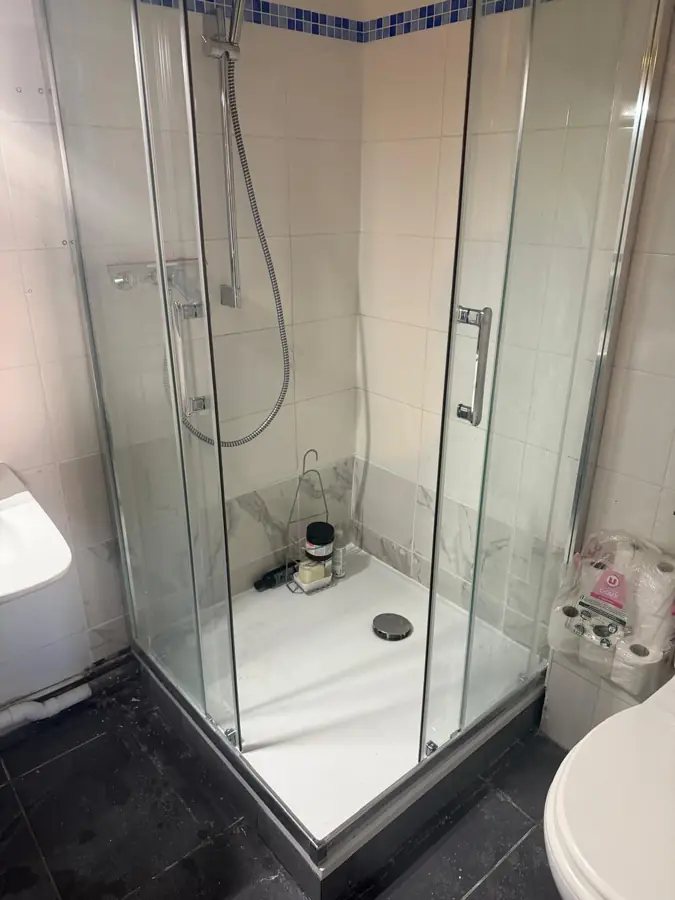 Cabine de douche posée et raccordée