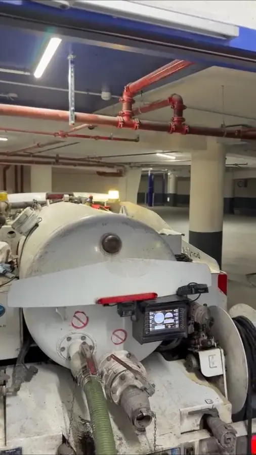 Camion à pompe en intervention dans un parking souterrain