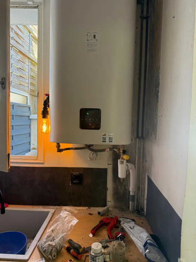 Chauffe-eau électrique posé au-dessus d'un plan de cuisine