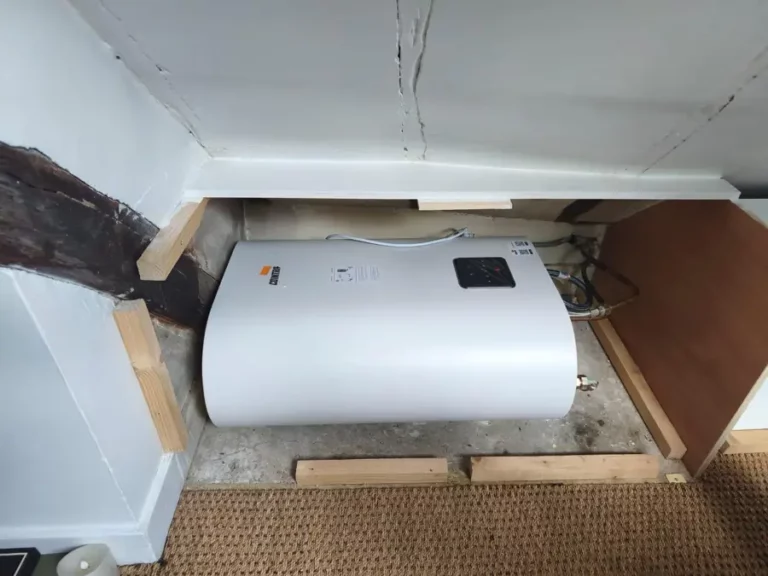 Chauffe-eau horizontal installé dans un espace sous toiture