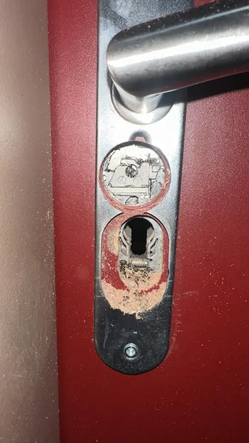 Cylindre endommagé sur une porte palière, avant remplacement