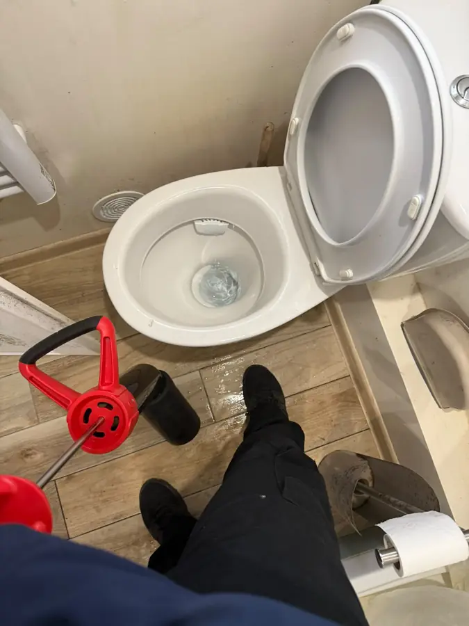Déboucheur manuel utilisé sur un WC