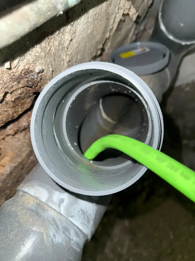 Furet engagé dans une canalisation d'évacuation en PVC