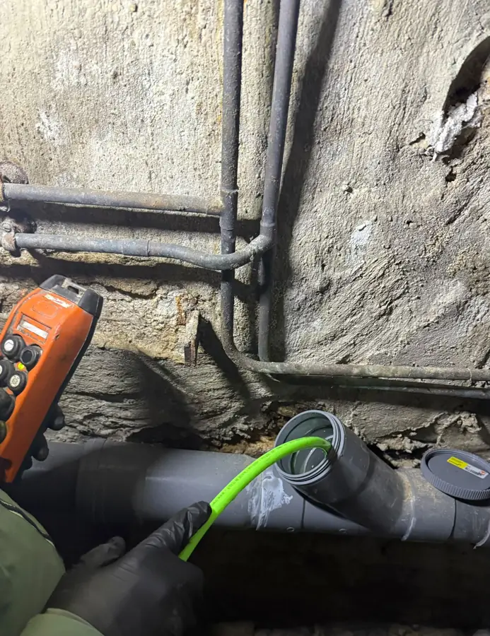 Débouchage au furet motorisé sur une canalisation en sous-sol