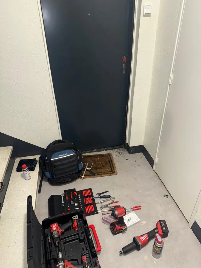 Outillage du serrurier sur le palier, avant intervention