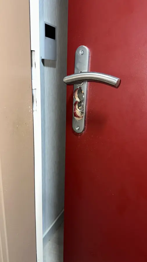 Porte palière ouverte par perçage du cylindre