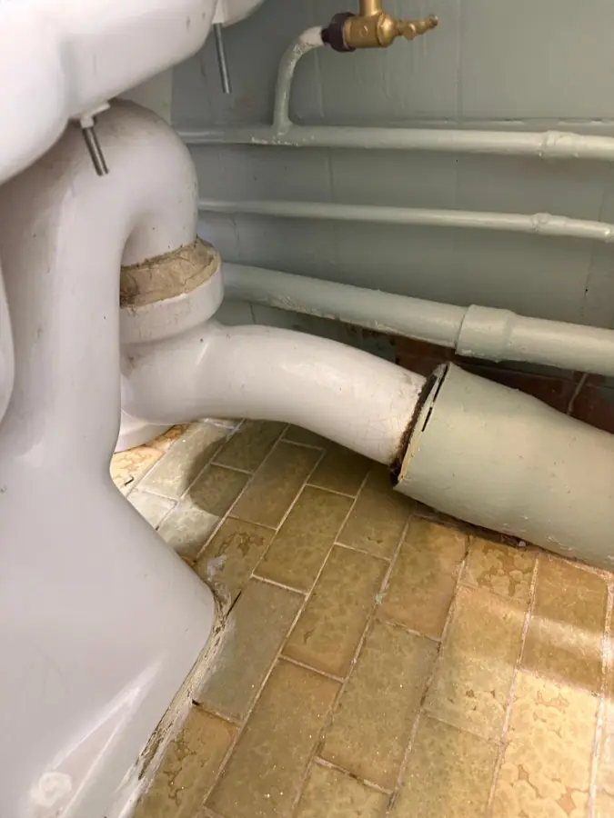 Pipe d'évacuation d'un WC au sol, contrôle du raccordement