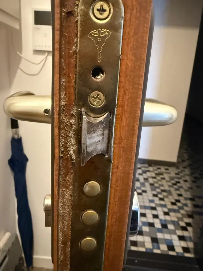 Chant d'une porte avec serrure multipoints et ses points de fermeture