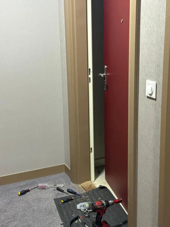 Porte palière ouverte, outillage d'ouverture au sol