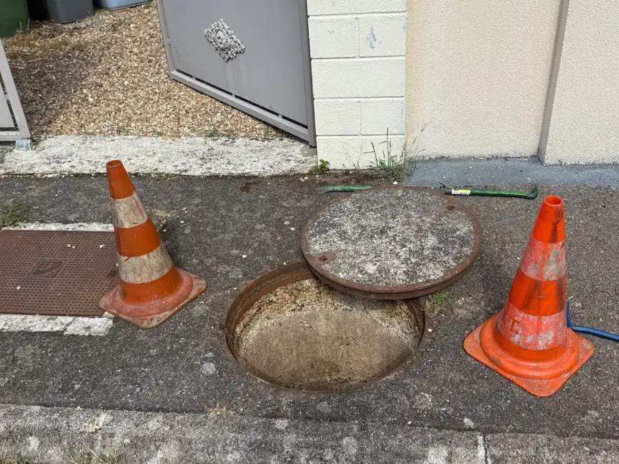 Regard de visite ouvert et sécurisé avant intervention