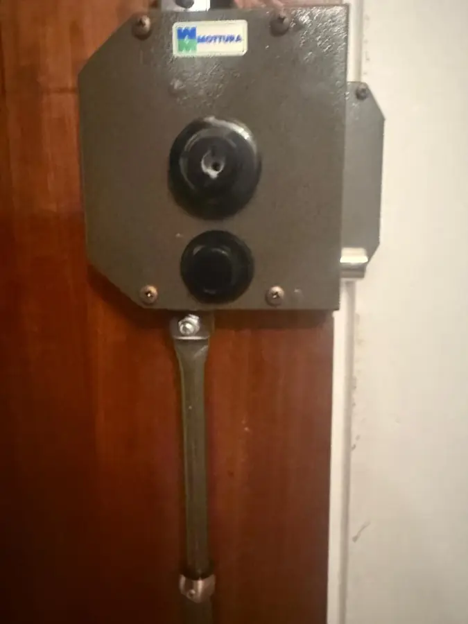 Serrure en applique haute sécurité posée sur une porte d'entrée