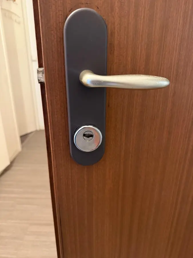 Serrure et poignée posées sur une porte palière